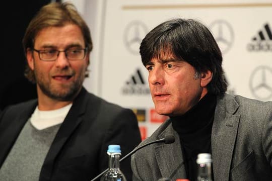 Joachim Löw (re.) und Jürgen Klopp haben eine Video-Botschaft nach Spanien geschickt.