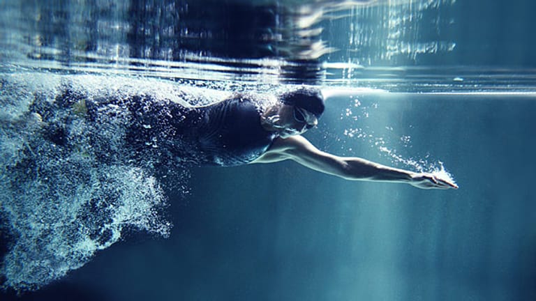 Schwimmen: In einer halben Stunde verbrennt man rund 350 Kalorien.
