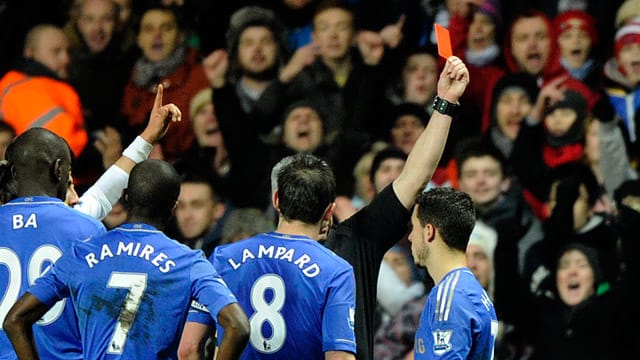 Eden Hazard (re.) wird vom Platz geschickt.