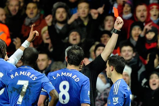 Eden Hazard (re.) wird vom Platz geschickt.