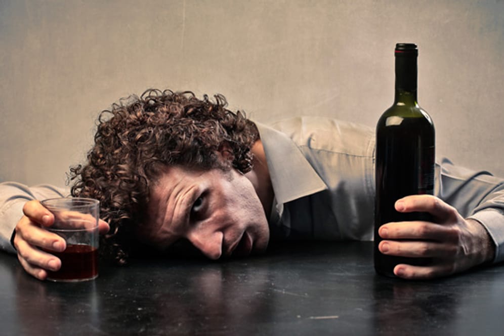 Alkohol wirkt sich negativ auf die Tiefschlafphasen aus.