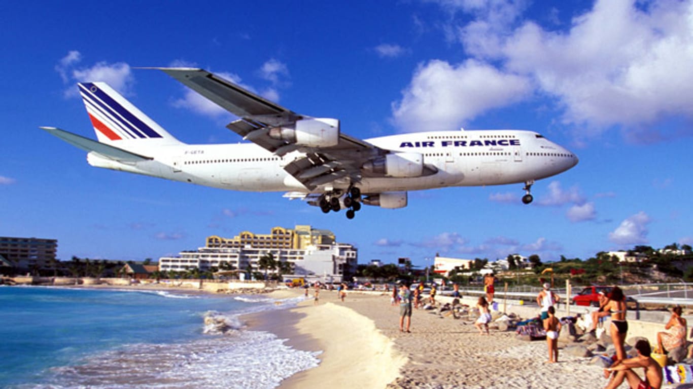 Beim Anflug auf den Princess Juliana Airport fliegen die Jets tief über den Strand