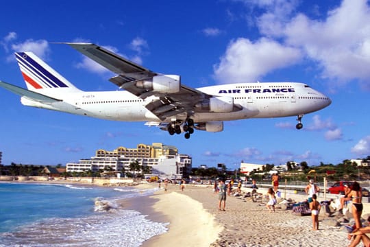 Beim Anflug auf den Princess Juliana Airport fliegen die Jets tief über den Strand