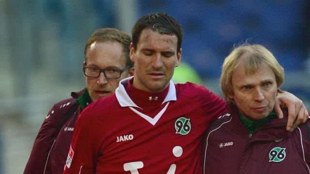 Mario Eggimann wird verletzt vom Feld geführt.