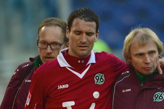 Mario Eggimann wird verletzt vom Feld geführt.