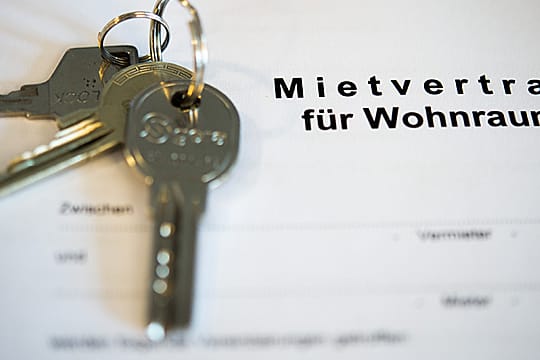 Was nach dem Tod eines Mieters mit dessen Wohnung passiert hängt von der Wohnkonstellation ab.