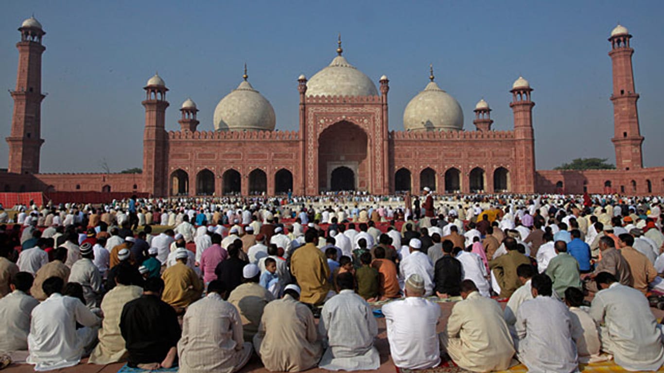Gläubige beten vor einer Moschee in Lahore, Pakistan: "Die arabischen Muslime müssen ihren falschen Glauben ablegen, dass Wissenschaft in irgendeiner Weise Elemente von Religion enthält", sagt Pervez Hoodbhoy.