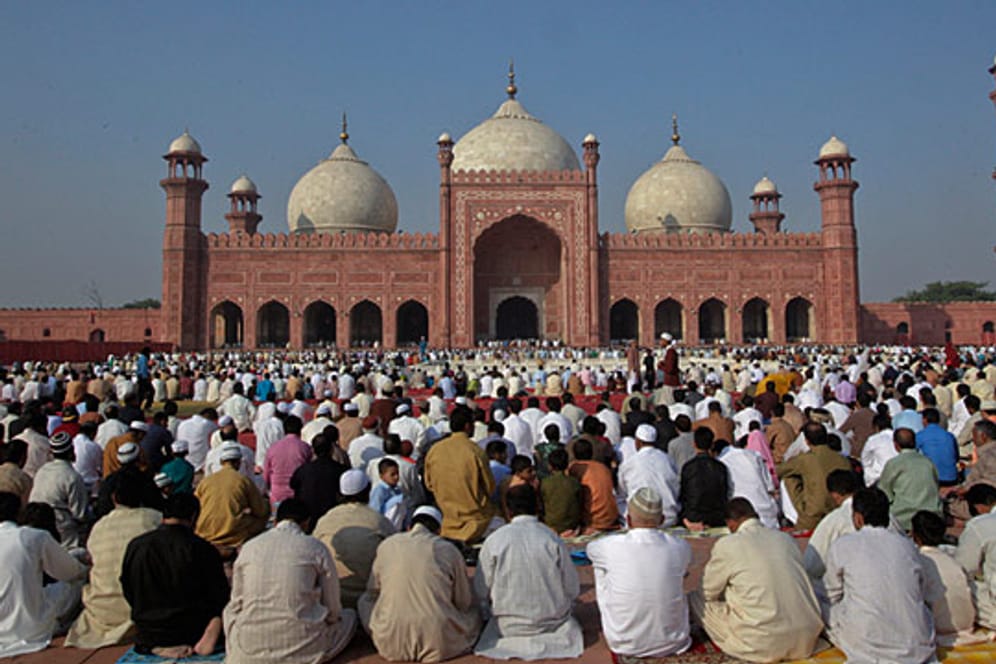 Gläubige beten vor einer Moschee in Lahore, Pakistan: "Die arabischen Muslime müssen ihren falschen Glauben ablegen, dass Wissenschaft in irgendeiner Weise Elemente von Religion enthält", sagt Pervez Hoodbhoy.