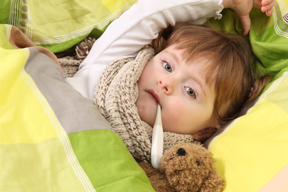 Dreitagefieber: Wenn Kinder fiebern, läuft das Immunsystem auf Hochtouren und der Körper wehrt sich gegen einen Infekt.