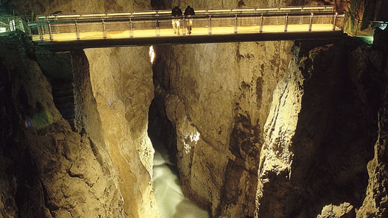 Die Cerkvenik-Brücke führt über den "unterirdischen Grand Canyon".