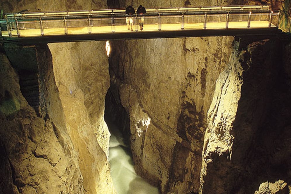 Die Cerkvenik-Brücke führt über den "unterirdischen Grand Canyon".