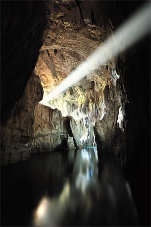 Der Fluss Reka hat die Höhlen letztlich sogar erschaffen. Sie fließt hier in der Höhle durch eine vier Kilometer lange Schlucht.
