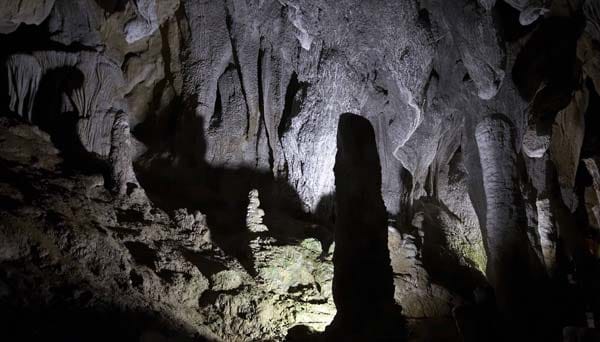 Der für Touristen angelegte Pfad führt an nicht minder beeindruckenden Tropfsteinhöhlen vorbei. Hier stehen bzw. hängen bis zu 15 Meter lange Stalagmiten und Stalaktiten.