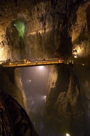 Die Höhlen von Skacjan stehen seit 1986 auf der Liste des UNESCO-Welterbes, 90.000 Besucher besichtigen die Sehenswürdigkeit jedes Jahr. Besonders die Cerkvenik-Brücke beeindruckt: 45 Meter über dem Canyon, durch den der Fluss Reka fließt, befindet sich die Cerkvenik-Brücke.