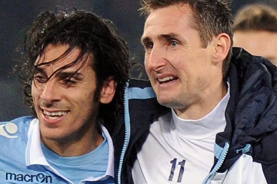 Matchwinner Sergio Floccari (li.) und Miroslav Klose jubeln über den Last-Minute-Sieg.