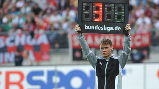 Die DFB-Schiedsrichter haben bislang mit der Nachspielzeit im Vergleich zu anderen Top-Ligen eher gegeizt. Die DFB-Schiedsrichter haben bislang mit der Nachspielzeit im Vergleich zu anderen Top-Ligen eher gegeizt.