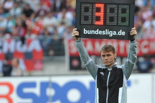 Die DFB-Schiedsrichter haben bislang mit der Nachspielzeit im Vergleich zu anderen Top-Ligen eher gegeizt.