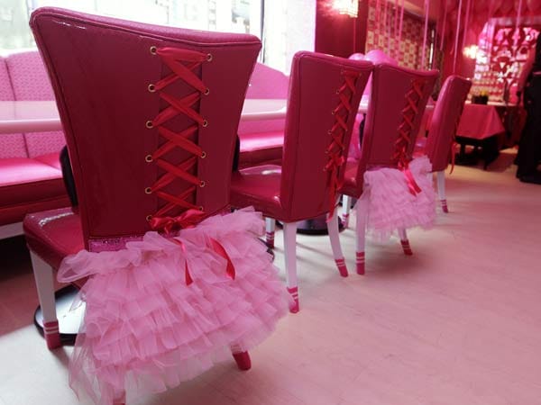 In dem Restaurant gibt es alles im Barbie-Stil: Möbel, Kleider und Accessoires.