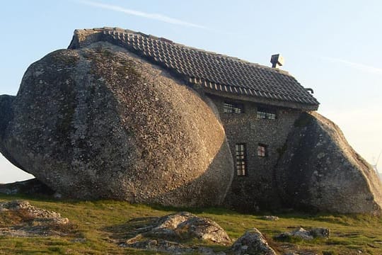 Wie aus einer anderen Zeit: Das Haus aus Stein.