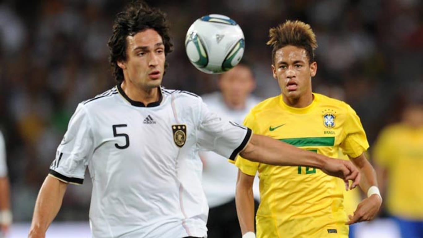 Mats Hummels (li.) wird sich frühestens bei der WM 2014 wieder mit Brasiliens Neymar messen können.