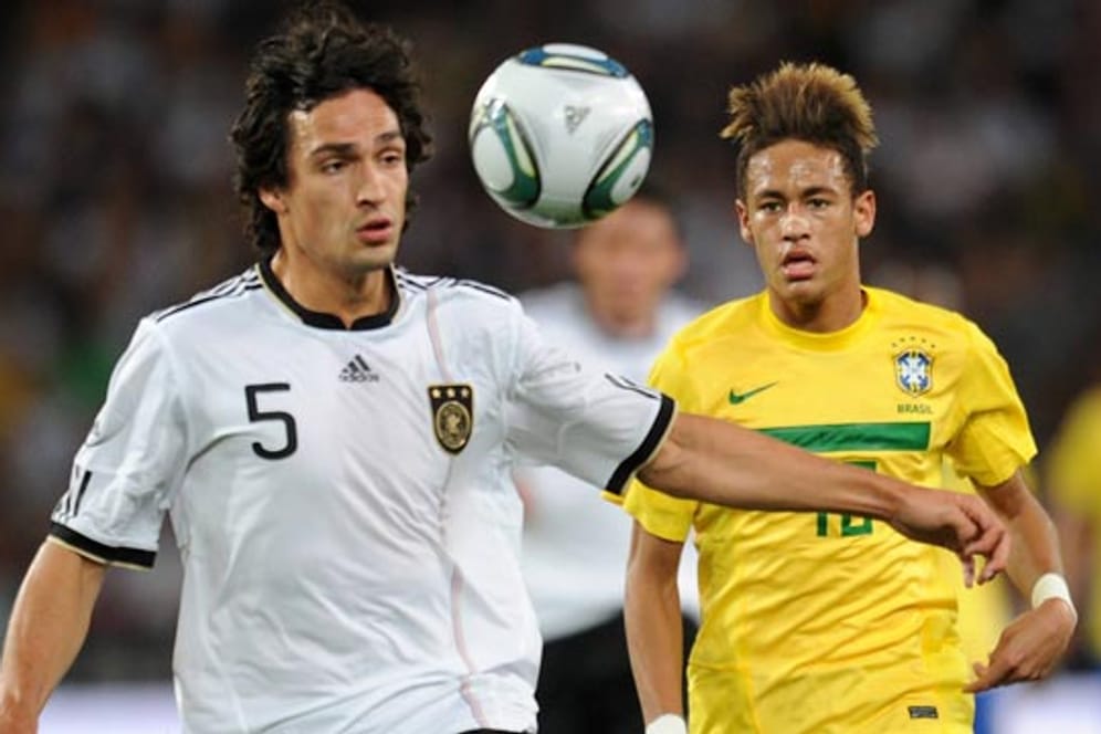 Mats Hummels (li.) wird sich frühestens bei der WM 2014 wieder mit Brasiliens Neymar messen können.