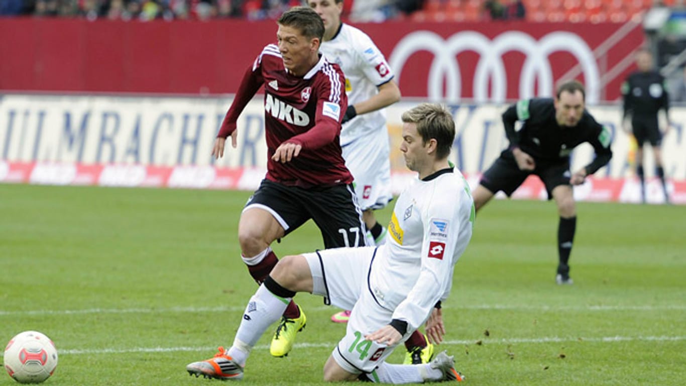 Der Aufreger des Spieltags: Mike Frantz vom 1. FC Nürnberg hebt ab, obwohl Gladbachs Thorben Marx den Fuß zurückzieht.