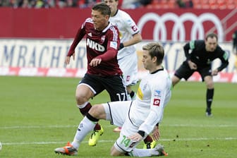 Der Aufreger des Spieltags: Mike Frantz vom 1. FC Nürnberg hebt ab, obwohl Gladbachs Thorben Marx den Fuß zurückzieht.