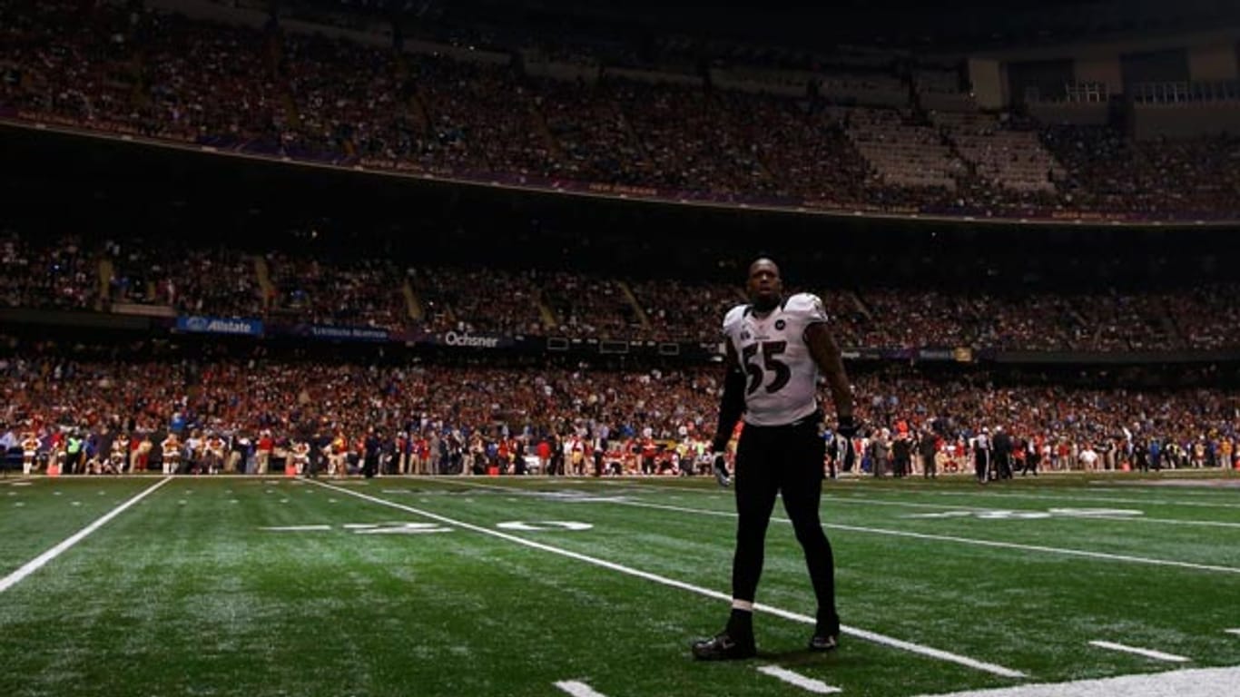 Alleine im weiten Rund: Terrell Suggs von den Baltimore Ravens wartet auf Strom - und die Fortsetzung des Spiels.