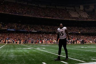 Alleine im weiten Rund: Terrell Suggs von den Baltimore Ravens wartet auf Strom - und die Fortsetzung des Spiels.
