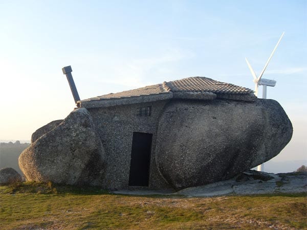 Dieses Haus aus Stein liegt auf einem Hügel nahe dem nordportugiesischen Fafe.