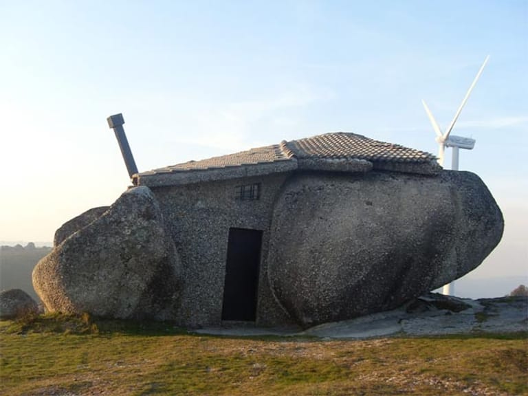 Dieses Haus aus Stein liegt auf einem Hügel nahe dem nordportugiesischen Fafe.