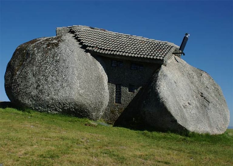 Dieses liegt zwischen zwei großen Felsblöcken und wirkt genau deshalb so prähistorisch.