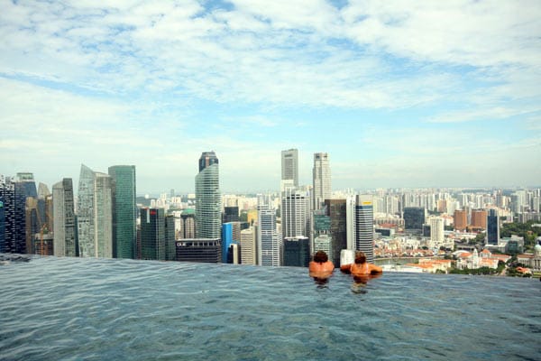 "Marina Bay Sands", Singapur: 200 Meter über dem Boden befindet sich dieser Pool. Bis zu 3900 Schwimmer können von hier aus die außergewöhnliche Aussicht auf die Skyline genießen.