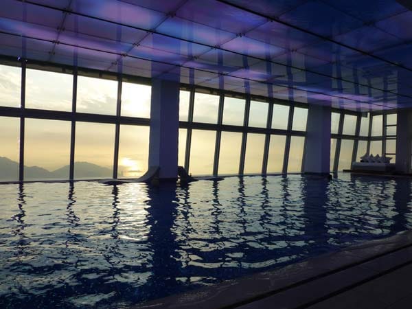 "The Ritz-Carlton", Hongkong: Der Innen-Pool ragt fast 500 Meter über die Bucht von Hongkong und bietet den Gästen einen atemberaubenden Blick über Victoria Harbour. Ein perfekter Ort, um den Sonnenuntergang zu genießen!