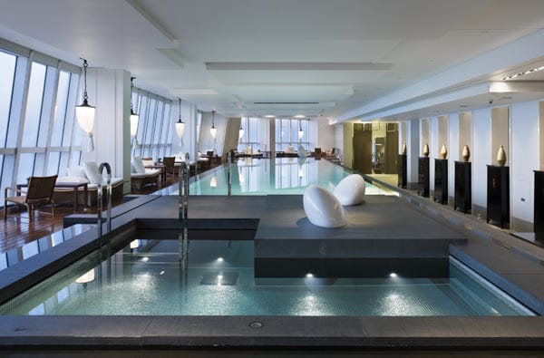 "Park Hyatt", Shanghai: In der 85. Etage des Luxus-Hotels befindet sich der Wellnessbereich "Water’s Edge”. In einem 20 Meter lange Infinity-Pool können Frühaufsteher hier von einem Tai-Chi-Meister die Techniken der traditionellen Kampfkunst lernen.