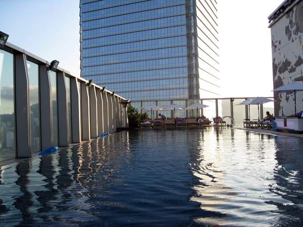 "W", Hongkong: Dieser Pool befindet sich auf der 76. Etage und bietet einen Blick auf das "International Commerce Centre". Wer genug hat von der schönen Aussicht hat und ein wenig Wellness genießen will, kann sich in dem drei Etagen tiefer liegenden Spa-Bereich verwöhnen lassen.