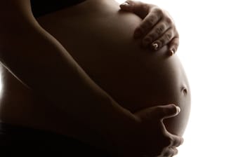 Weil die Gefahr für die Mutter zu groß ist, werden Bauchhöhlenschwangerschaften in Deutschland für gewöhnlich abgebrochen.