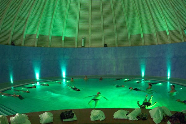 Die Toskana-Therme in Bad Sulza entspannen die Gäste in einem Bad aus Farben, Licht und Klängen. "Liquid Sound" nennt sich das Wellnessangebot, bei dem der Badegast Körper und Seele schweben lassen und neue Kräfte tanken soll.