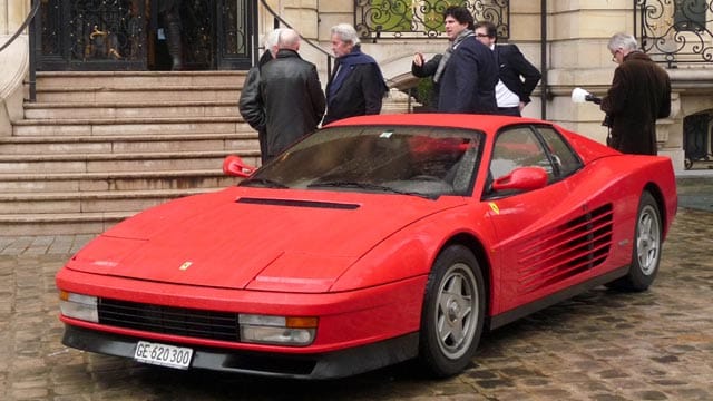 Ferrari Testarossa mit Alain Delon (4. von links)