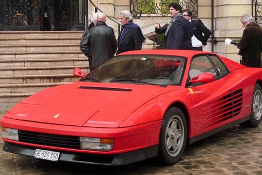 Ferrari Testarossa mit Alain Delon (4. von links)