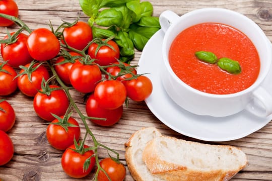 Tomatensuppe kommt lieber in den Mund, anstatt auf Kleidung