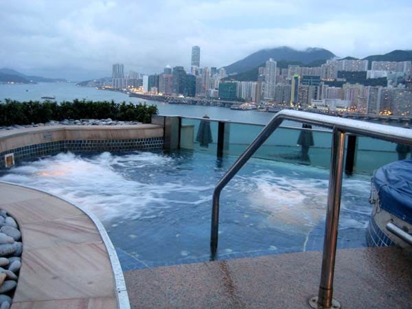 Auch vom Whirlpool des "Harbour Grand Kowloon" genießen die Gäste einen tollen Blick auf Hongkongs Skyline.