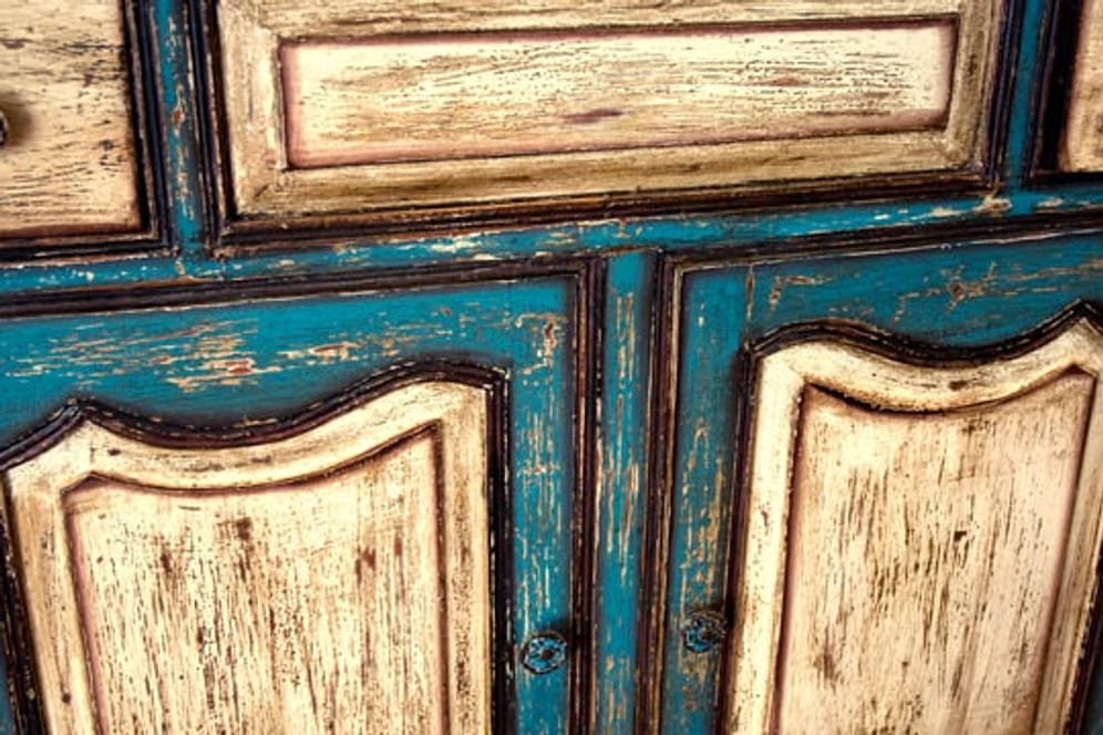 Ein schöner Schrank – doch was tun gegen den Geruch?