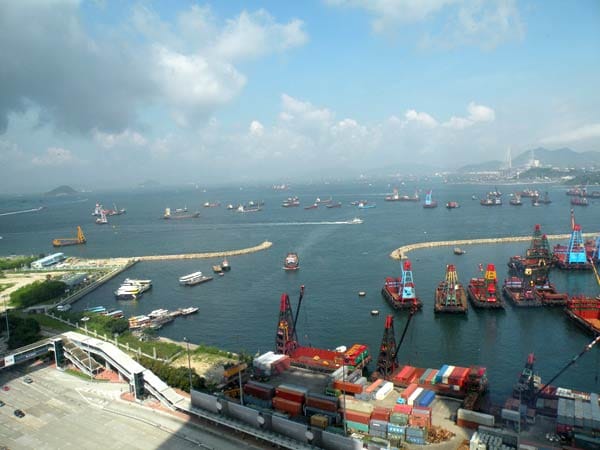 In direkten Nähe zum "W" befindet sich Hongkongs Containerhafen, auf den man vom Pool aus einen guten Blick hat.