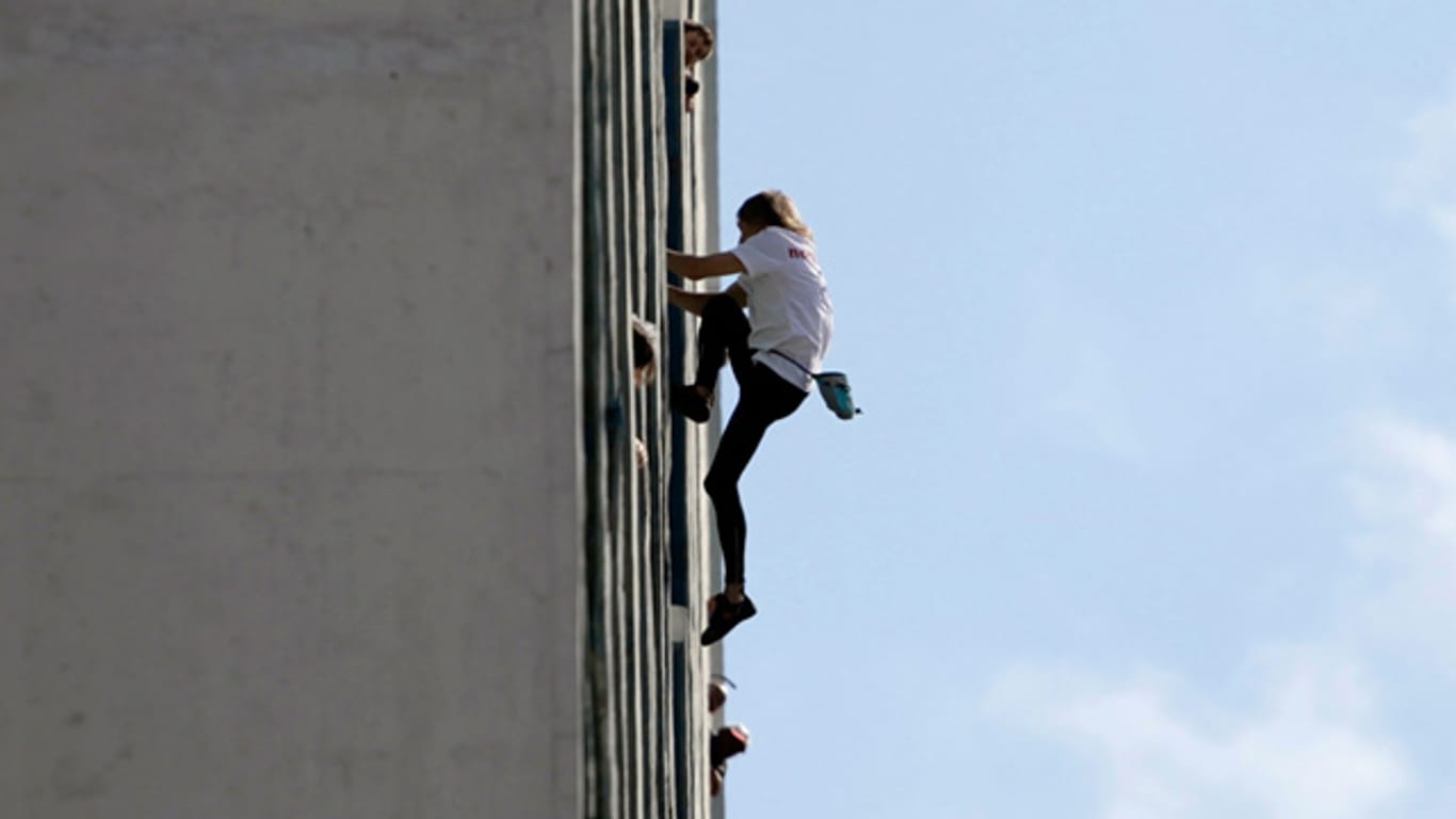 "Spiderman" Alain Robert klettert an der Fassade des "Habana Libre" auf Kuba.