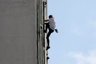 "Spiderman" Alain Robert klettert an der Fassade des "Habana Libre" auf Kuba.