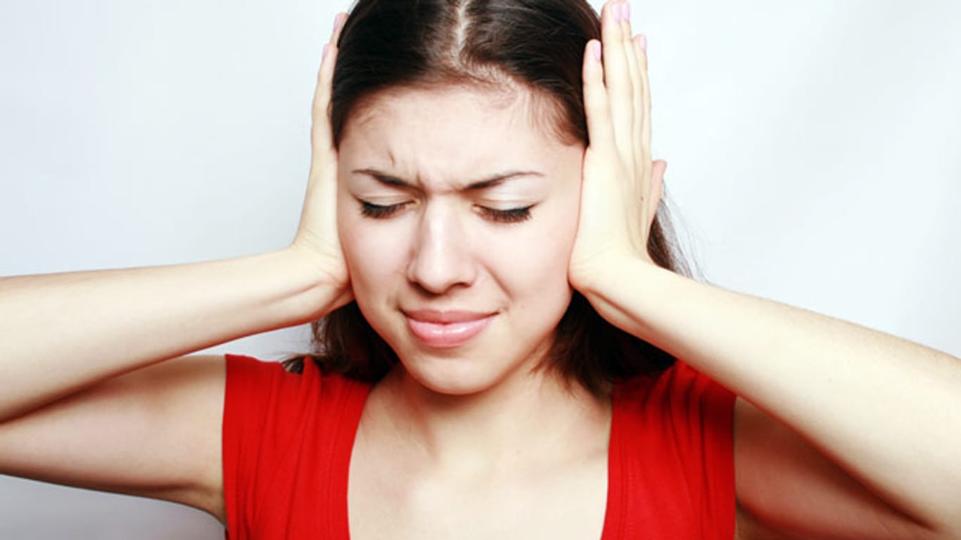 Hörsturz: Ein Gefühl "wie Watte im Ohr" und Ohrgeräusche ernst nehmen.