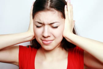 Hörsturz: Ein Gefühl "wie Watte im Ohr" und Ohrgeräusche ernst nehmen.