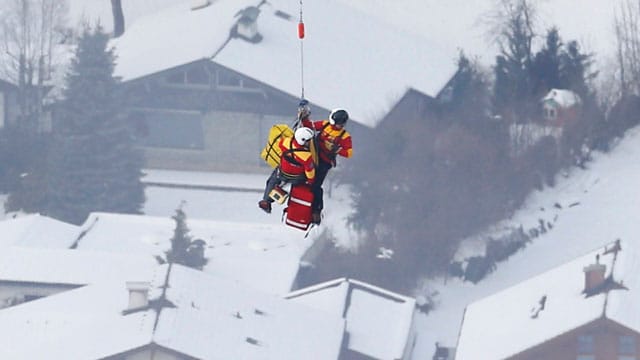 Lindsey Vonn wird direkt von der Piste mit dem Hubschrauber abtransportiert.