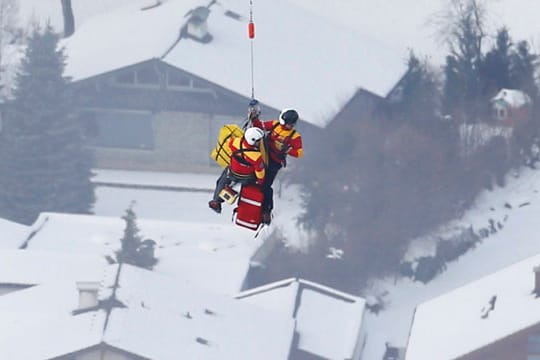 Lindsey Vonn wird direkt von der Piste mit dem Hubschrauber abtransportiert.